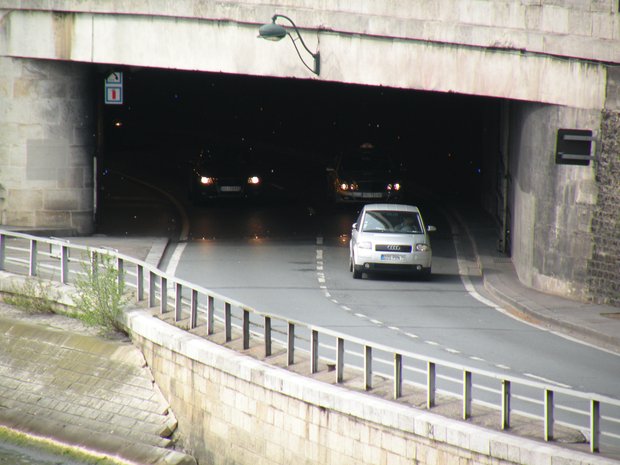  voitures sortant d'un tunnel
